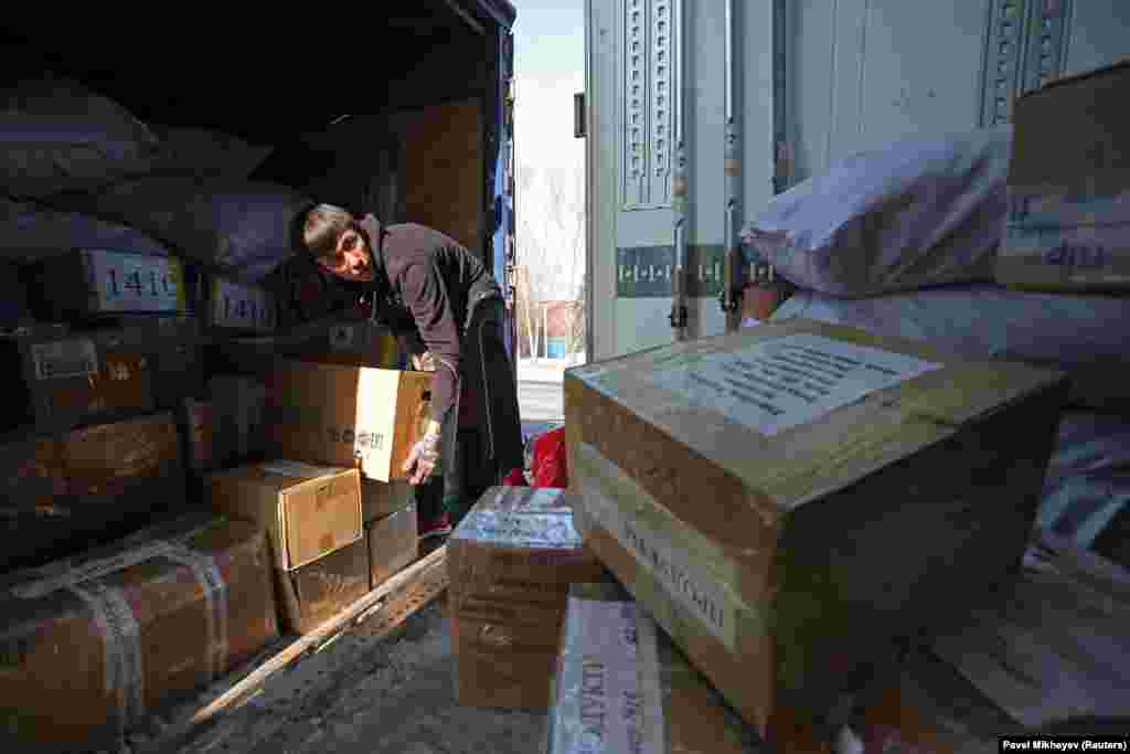 Волонтёр загружает коробки с продуктами в грузовик, который поедет в Украину, 1 февраля. Представитель министерства иностранных дел Казахстана сказал Азаттыку, что Астана не видит необходимости объясняться по поводу юрт в Украине. «Это инициатива частных казахстанских компаний. Запретить им не можем. Сами собрали, сами доставили, сами установили, сами помогают. Никакой проблемы в установлении юрты мы не видим», — сказал официальный представитель МИД Казахстана