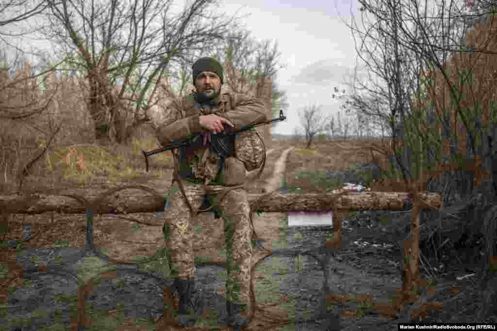 Украински војник на фронтот соочен со сепаратистите поддржани од Русија во регионот Луганск во источна Украина, на 7 декември. Тензиите се зголемуваат во регионот бидејќи Русија собра околу 100.000 војници на својата граница со Украина.
