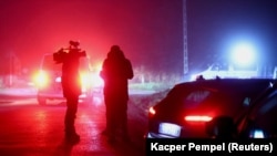 Jurnaliști în apropiere de locul unde a avut loc incidentul de marți de la Przewodow, Polonia, 16 noiembrie 2022.