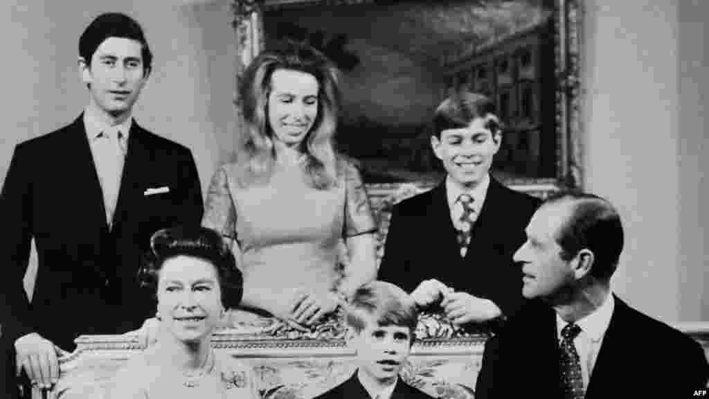 Падышалык үй-бүлө 1972-жылы: Елизавета уулдары жана күйөөсү менен. Принцесса Анна, ханзаада Эндрю жана Эдвард. 