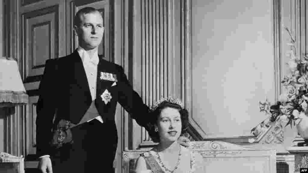 Ханыша күйөөсү, ханзаада Филипп менен. Түгөйлөр 1947-жылы үйлөнүшкөн, сүрөт андан бир жылдан кийин тартылган. 