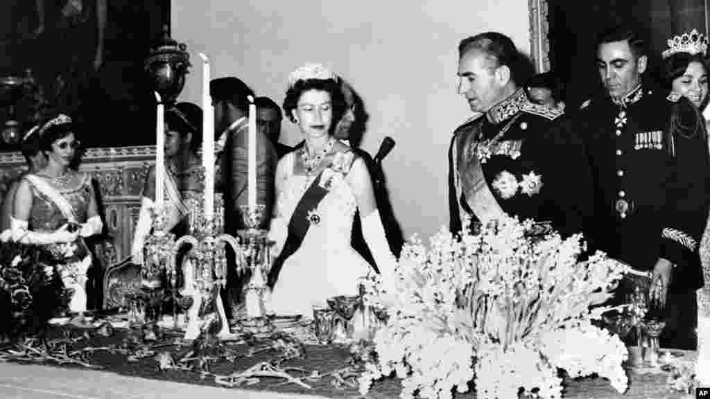 Ханыша Ирандын шахы Мохаммед Реза Пехлеви менен Тегеранда. 1961-жыл. 