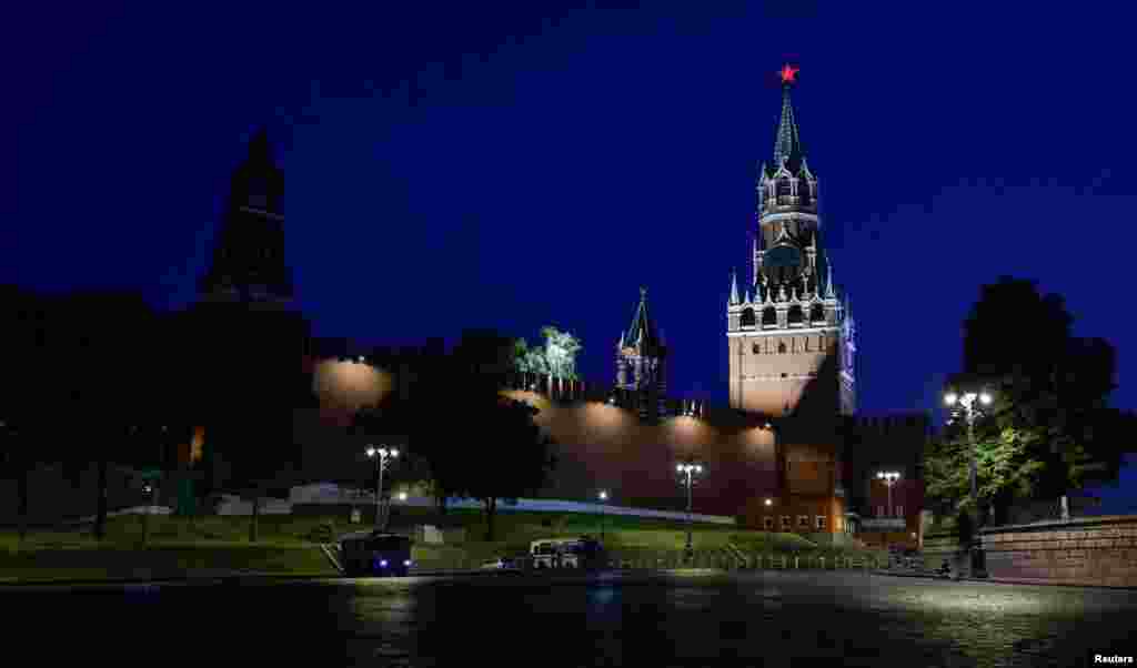 Владимир Путин в утреннем обращении назвал происходящее «изменой», «мятежом» и «ударом в спину». Пригожин с этими обвинениями не согласился и сказал, что его ЧВК не является предателем. Он заявил также, что никто «не собирается идти с повинной»