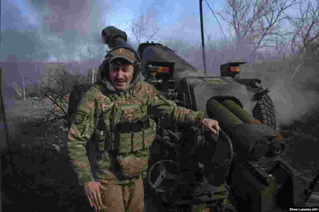 Ukrajinski vojnik iz 80. odvojene desantno-jurišne brigade puca iz topa D-30 na ruske položaje blizu Kliščijivke. Sirski je napisao na Telegramu 2. marta da "neke brigade uspevaju da obuzdaju neprijateljske napade i drže svoje položaje, dok druge ne".