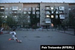 Дети играют в футбол в селе Улькен. Алматинская область, 21 августа 2023 года