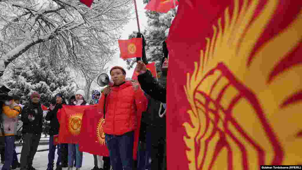 9-декабрда Бишкектеги Максим Горький атындагы гүлбакта мамлекеттик тууну өзгөртүүгө каршы митинг өттү. Мамлекеттик желектин айланасында талкуу күчөдү. Буга карабай президент Садыр Жапаров 22-декабрда тууну өзгөртүү мыйзамына кол койду. 