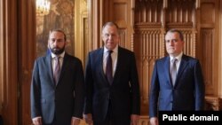 Слева направо: министры иностранных дел Армении, России и Азербайджана - Арарат Мирзоян, Сергей Лавров и Джейхун Байрамов, Москва, 25 июля 2023 ш. 