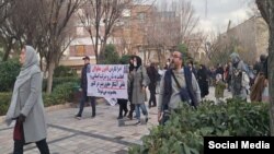تجمع اعتراضی افراد دارای معلولیت مقابل ساختمان سازمان برنامه و بودجه در تهران. یکشنبه ۲۴ دی