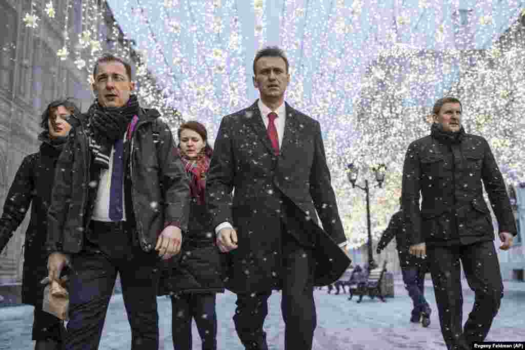 Navalny duke shkuar në Komisionin Qendror të Zgjedhjeve të Rusisë në Moskë më 25 dhjetor 2017. Navalny u diskualifikua nga kandidimi për shkak të dënimit të tij penal. Masa u perceptua gjerësisht si e motivuar politikisht.