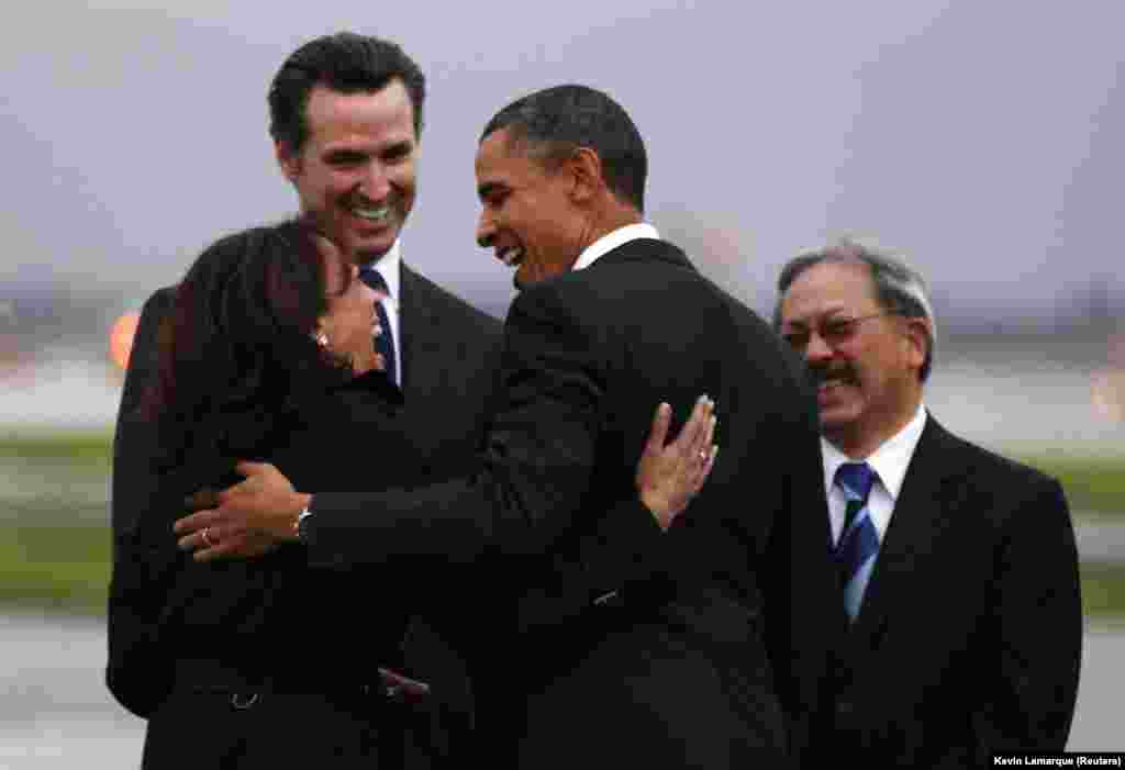 17 февраля 2011 года Барак Обама (в центре), в ту пору президент США, приветствует Харрис, тогда генерального прокурора Калифорнии (слева), вместе с ними на фотографии: вице-губернатор Калифорнии Гэвин Ньюсом (второй слева) и мэр Сан-Франциско Эдвин Ли (справа). Харрис начала свою карьеру в качестве окружного прокурора Сан-Франциско, на этом посту она работала с 2004 по 2011 год, а затем была назначена генеральным прокурором Калифорнии 
