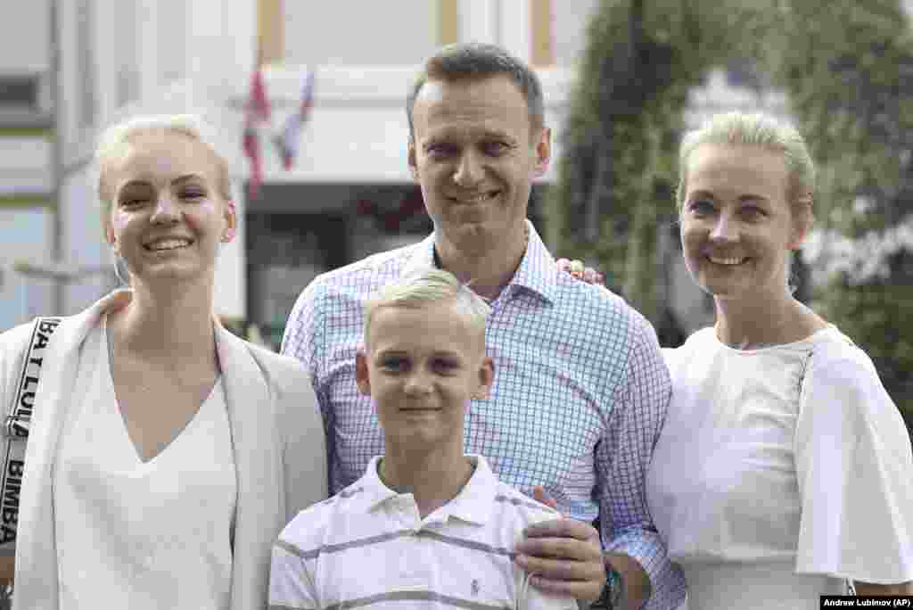 Navalny dhe familja e tij pozojnë për foto pasi votuan gjatë zgjedhjeve për këshillin e qytetit në Moskë, më 8 shtator 2019. Navalny pretendoi se qeveria ruse kishte ngrirë të gjitha llogaritë e tij bankare, si dhe ato të gruas së tij, dy fëmijëve të tij, dhe prindërve të tij të moshuar.