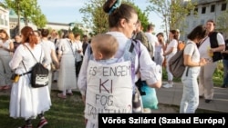 Tüntetés a Karmelita kolostornál és a Sándor-palotánál 2023. május 7-én
