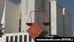 د سپریم کورټ ۱۰ قاضیانو د قانون په حق او پینځو یې په مخالفت کې رایه ورکړه - پخوانی انځور.