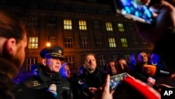 Șeful poliției cehe Martin Vondrášek (stânga) și ministrul de interne Vít Rakušan (dreapta) vorbesc cu presa
