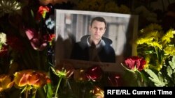 Laying flowers in memory of Alexei Navalny. Moscow. Alice