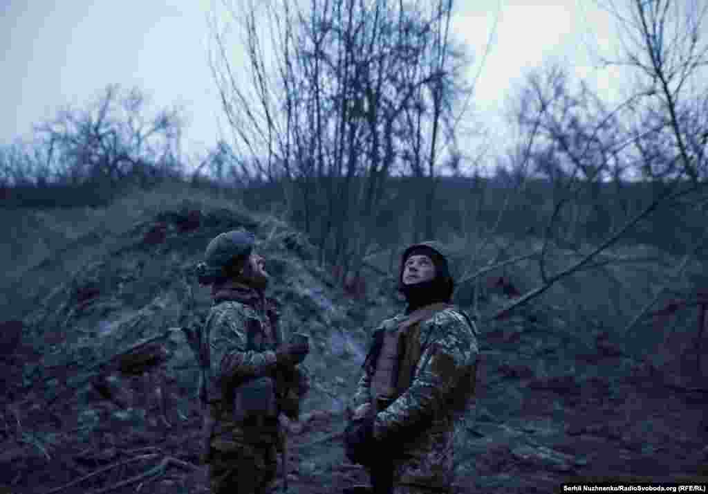 Украин ҳарбийлари Россия дронларининг ҳужумига шай ҳолда турибди. Бахмут, 2024 йил 6 март