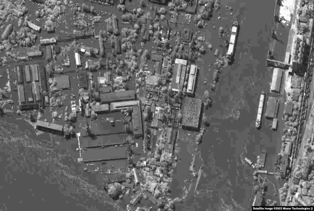 На снимке от 15 мая показаны портовые сооружения и промышленная зона Херсона, на соседней фотографии — последствия наводнения 6 июня