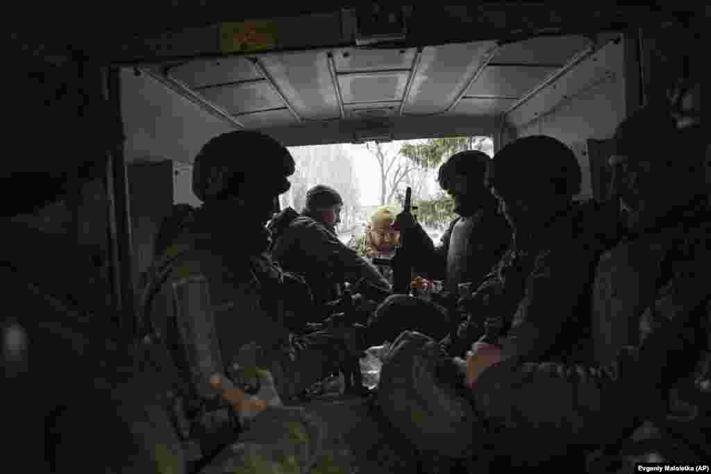 Militari ucraineni într-un camion acoperit, în Ceasiv Iar. Unul din cele două drumuri care leagă orașul Bahmut de lumea exterioară trece prin Ceasiv Iar. 