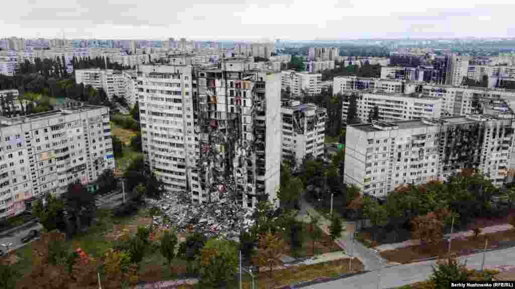 Поврежденные жилые дома в Салтовке, пригороде Харькова, 13 сентября 2022 года