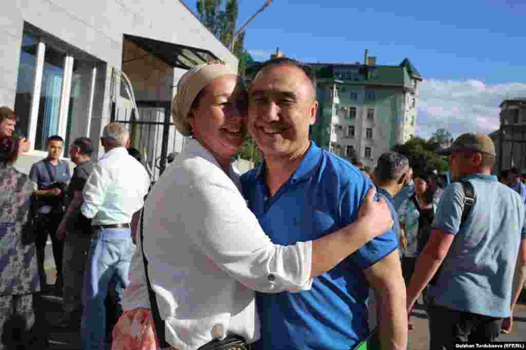 Кемпир-Абад иши боюнча айыпталып, акталган Айданбек Акматов жубайы менен. 