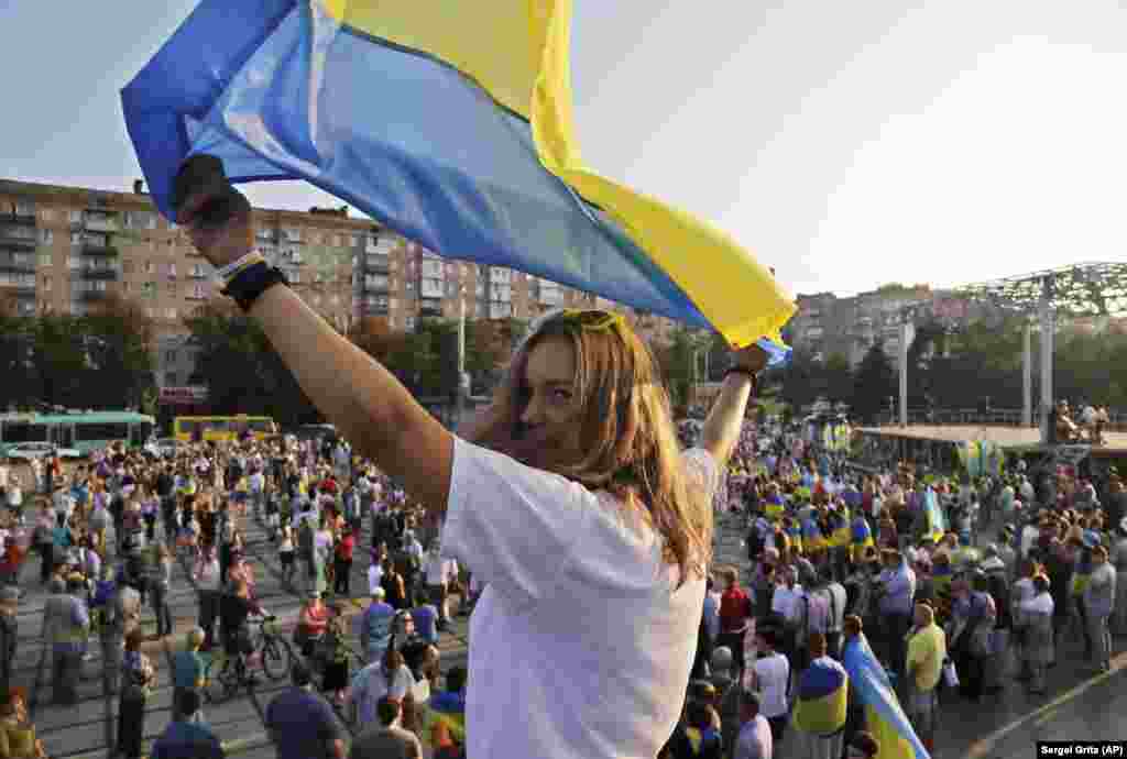 Антивоенная акция в Мариуполе, 28 августа 2014 года. В этот день президент Украины Петр Порошенко заявил о том, что на территорию Украины были введены российские войска. Он отменил визит в Турцию в связи с "резким обострением ситуации в Донецкой области, в частности в Амвросиевке и Старобешево, поскольку состоялся ввод российских войск в Украину". Представитель Совета национальной обороны и безопасности Украины Андрей Лысенко тогда заявил, что Новоазовск и несколько населенных пунктов Новоазовского, Старобешевского и Амвросиевского районов Донецкой области были захвачены российскими военными. 