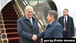 Казакстандын президенти Касым-Жомарт Токаевди Акылбек Жапаров тосуп алып жаткан учуру.