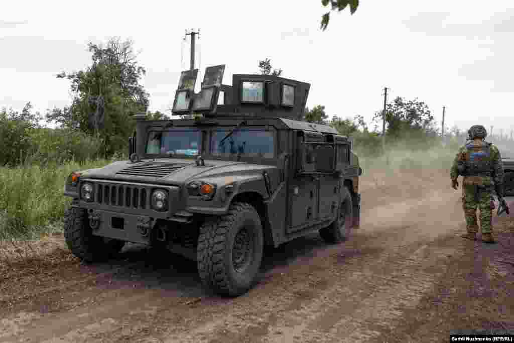 Мобилни повеќенаменски зовила (HMMWV), познати како Хамви.