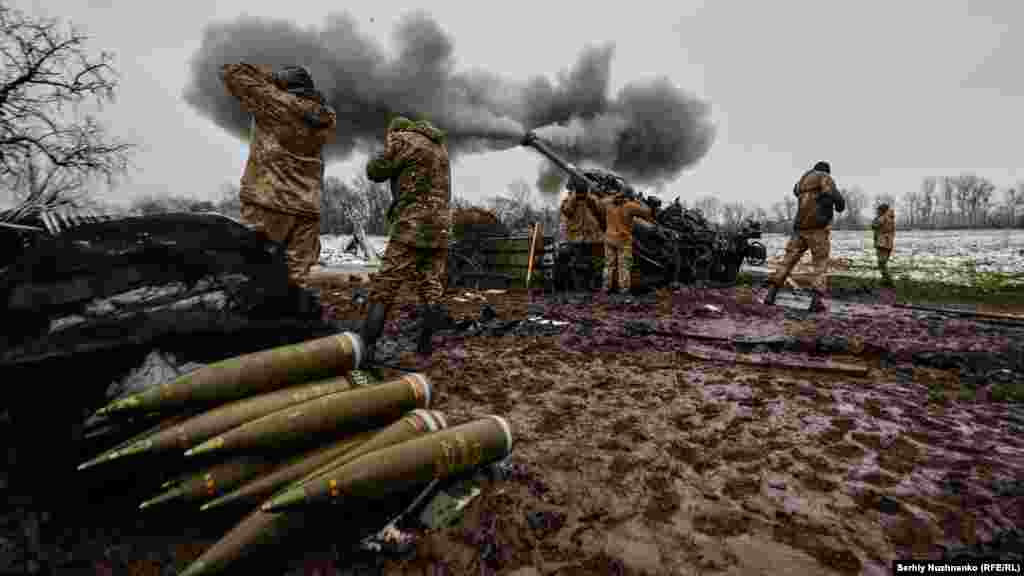 Украинские военные стреляют из предоставленной западными союзниками гаубицы, Донецкая область, 23 ноября 2022 года
