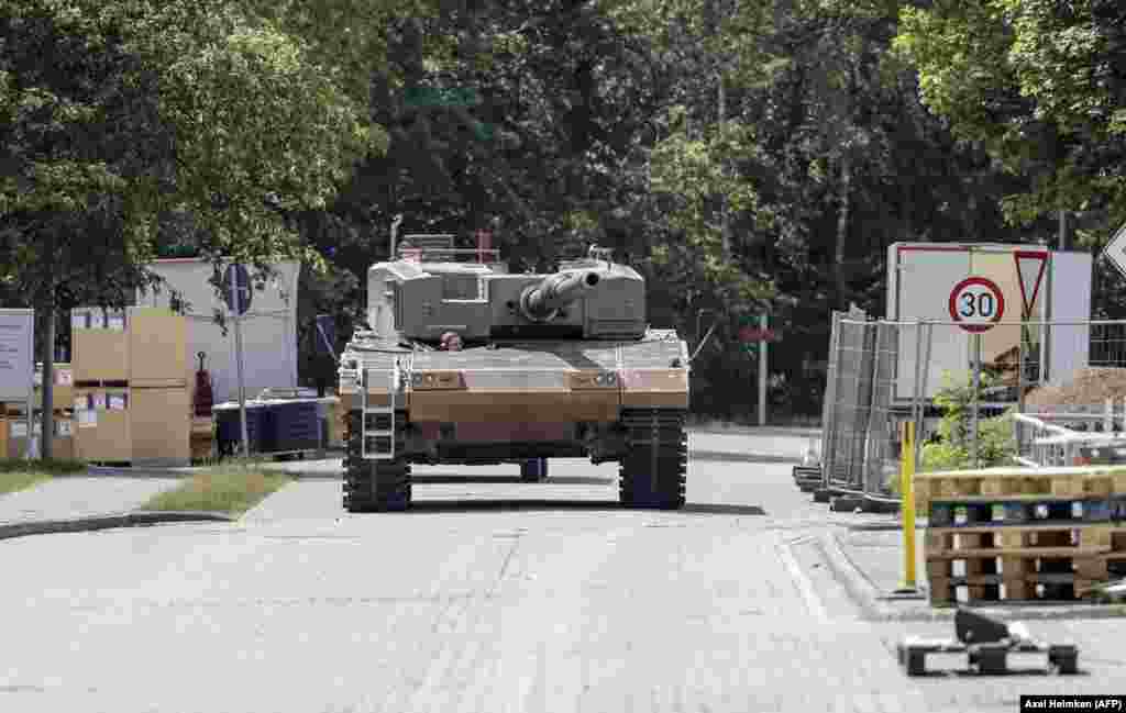 Tenk Leopard je testiran nakon održavanja u pogonu Rheinmetall u Unterluessu. Najava potencijalne njemačke fabrike oružja u Ukrajini izazvala je bijesan odgovor Kremlja. Bivši ruski predsjednik Dmitrij Medvedev obećao je da će Rusija pogoditi planirani objekat "vatrometom Kalibre (krstareći projektili) i drugim ruskim pirotehničkim sredstvima". 