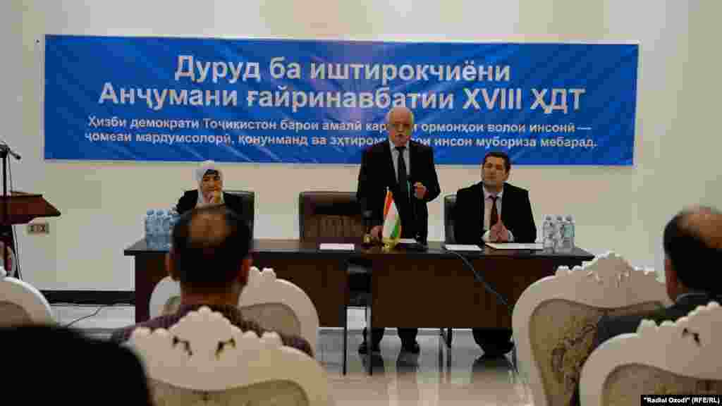 Зӯҳро Мирзоева - муовин, Аҳмадшоҳ Комилзода - муовини якум ва Шаҳбози Аброр раиси ҳизби демократии Тоҷикистон 