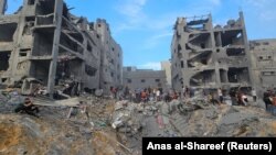 Palestinienii caută victime la locul atacurilor israeliene asupra caselor din tabăra de refugiați Jabalia din nordul Fâșiei Gaza, 31 octombrie 2023. 