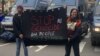 Andreea (dreapta) a fost surprinsă de decizia poliției din Paris de a interzice protestul pentru susținerea Palestinei de la Paris. Alături de un prieten, ea a purtat un banner cu mesajul: „Opriți genocidul poporului palestinian”.
