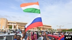 Pristalice vladajuće hunte su se okupile u glavnom gradu Nigera, mašući zastavama te zemlje i Rusije, Niamej, 6. avgust 2023