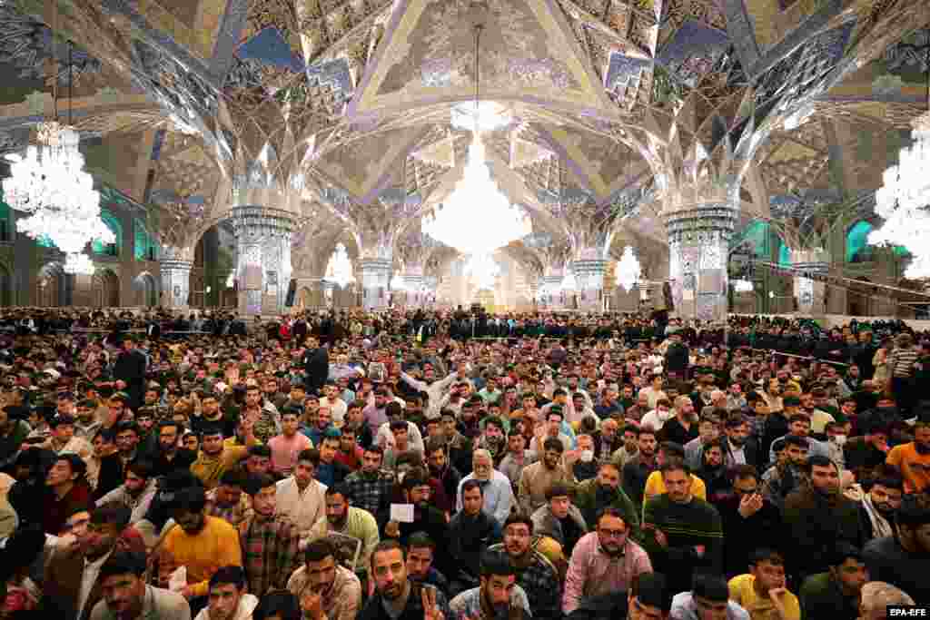 O mulțime îl salută pe liderul suprem iranian, ayatollahul Ali Khamenei, în orașul Mashhad.