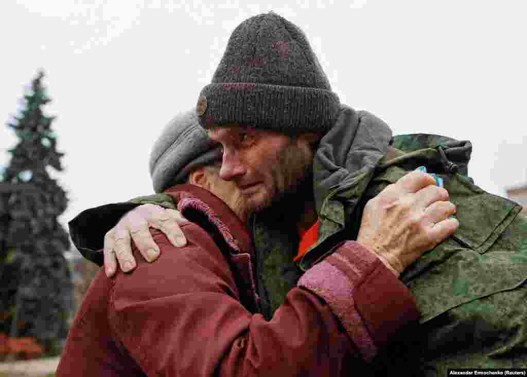 Evgheni, un soldat din zona controlată de ruși a regiunii Donețk a Ucrainei, își îmbrățișează mama Ludmila într-un oraș din regiunea Donețk din Ucraina, după un schimb de prizonieri cu forțele ucrainene, din 6 noiembrie 2022. 