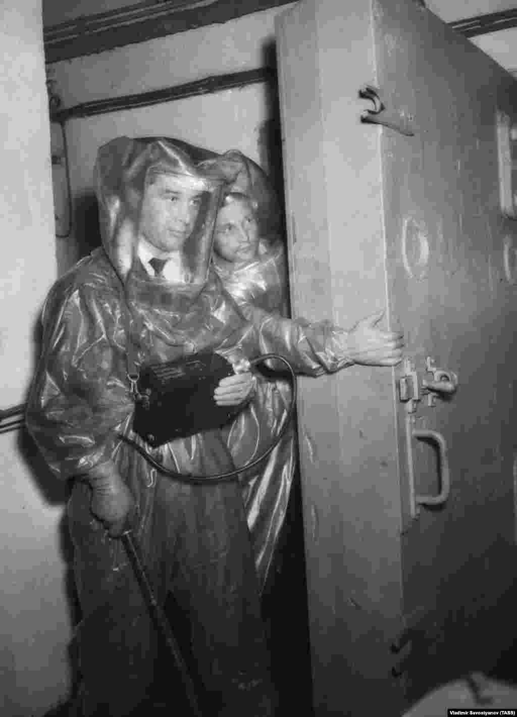 Ученые замеряют уровень радиации на Обнинской АЭС, 1957 год. Свидетель запуска экспериментального реактора в 1954 году описал, как наблюдал «струю пара, вырывающуюся из клапана с громким шипением. Белое облако обычного пара, еще не достаточно горячего, чтобы вращать турбину, казалось нам чудом. Ведь это был первый пар, полученный с помощью атомной энергии»