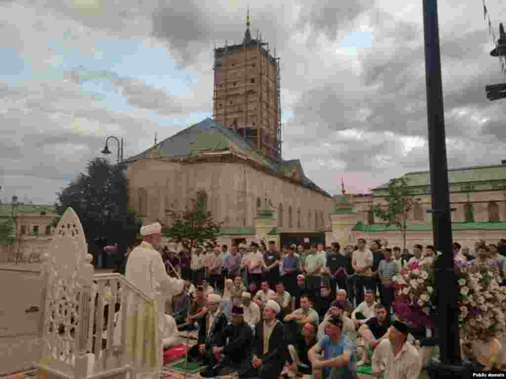 Tataristan Cumhuriyetinde Marcnani camisi yanında namaz. Bu cami sovetler vaqtında Qazanda qalğan yekâne ve eñ eski camidir