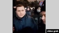 Яке аз ходимони полисе, ки дар байни даъвои кормандони тоҷики бозор қарор дошт 