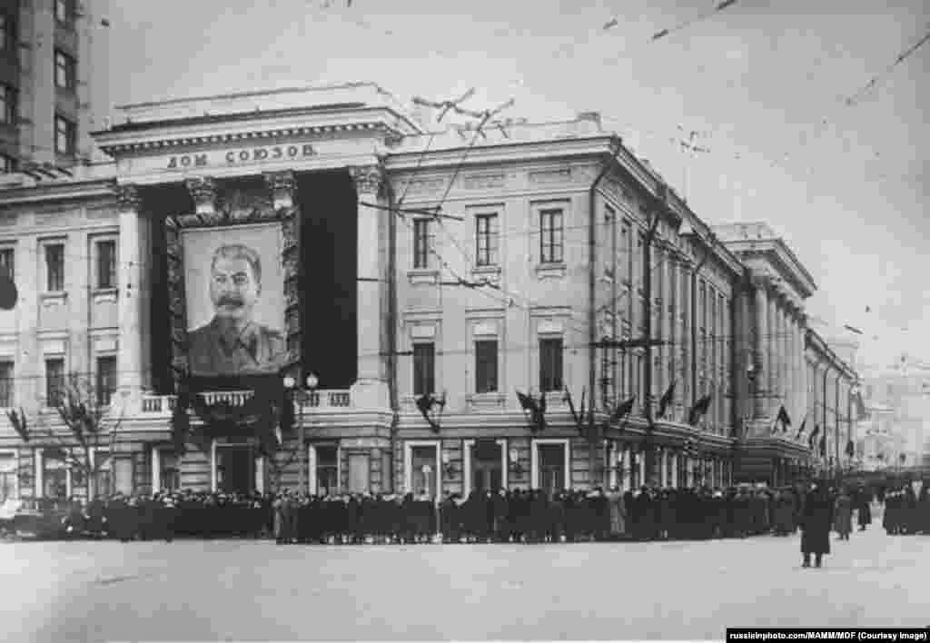 Толпы людей собрались, чтобы посмотреть на мертвое тело вождя Иосифа Сталина в московском Доме Союзов. Это было в полукилометре к северу от Красной площади 6 марта 1953 года.