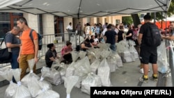 Підрахунок голосів був тимчасово зупинений пізно в ніч виборів у більш ніж половині з 41 округу країни, щоб дати перерву для виборчих працівників після повідомлень про транспортні та інші проблеми в деяких округах