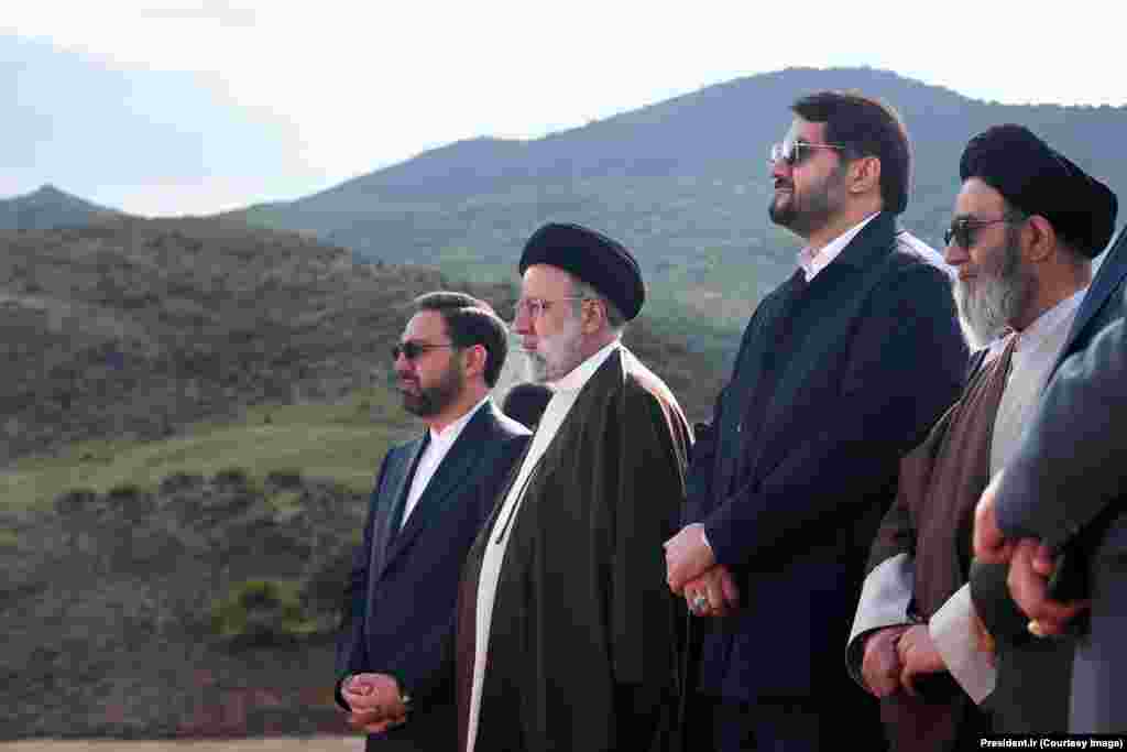 ابراهیم رئیسی در سفر اخیرش به آذربایجان شرقی، ساعتی پیش از سانحۀ سقوط بالگرد که منجر به کشته شدن او و چند تن از همراهانش انجامید.
