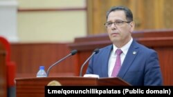 Олий таълим вазири этиб тайинланган Қўнғиротбой Шарипов (Қонунчилик палатаси матбуот хизмати фотоси)
