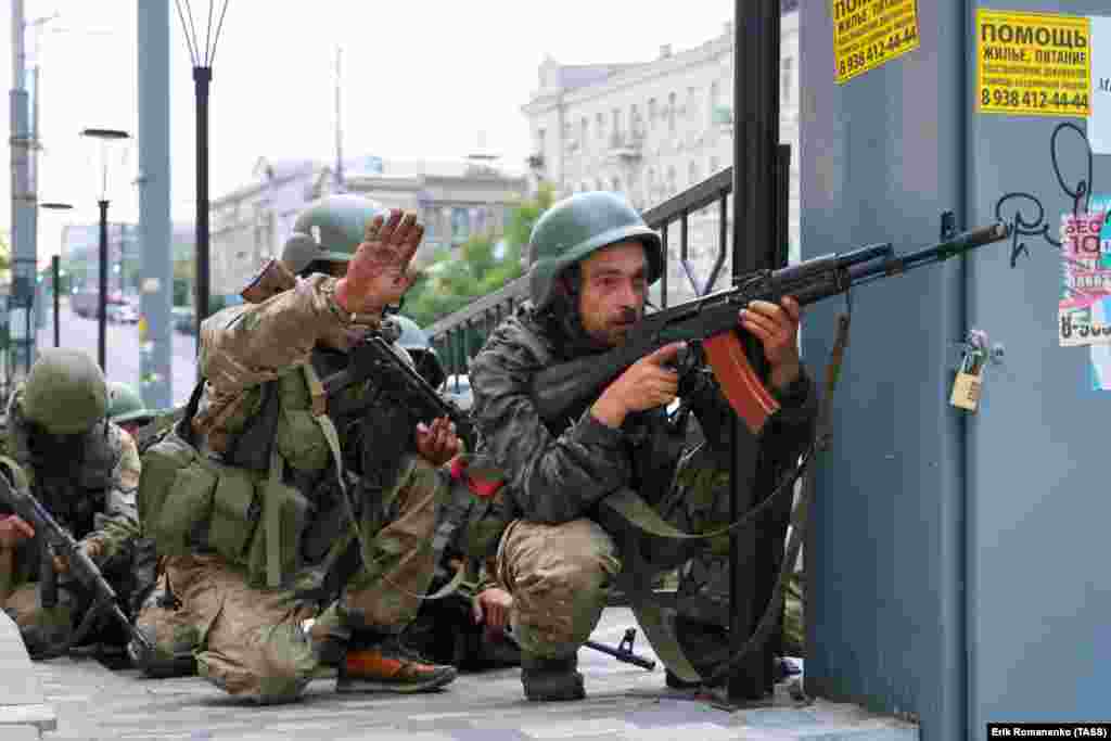 Власти России подтвердили, что в России произошел «вооруженный мятеж». Так они назвали действия военных российской ЧВК «Вагнер», которые вечером 23 июня пересекли границу России с оккупированной Луганской областью Украины и вошли в Ростов-на-Дону, окружив основные административные здания