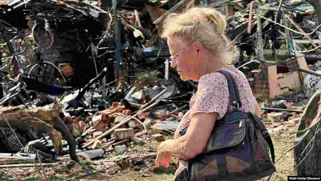 Женщина идёт мимо повреждённого жилого дома в Харькове. В результате российского удара по дому 23 июня погиб 73-летний мужчина, ранения получили 11 человек, сообщил губернатор области Олег Синегубов в telegram-канале. Харьков, расположенный всего в 35 километрах от границы с Россией второй по величине город Украины, в течение нескольких дней подвергался неоднократным атакам управляемых бомб с воздуха, которые продолжают калечить и убивать мирное население 