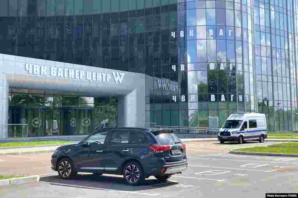 Штаб-квартира «Вагнера» в Санкт-Петербурге, 25 июня. Сообщается, что здание закрыто и патрулируется охраной, а поблизости дежурит полиция