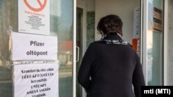 Az Orosházi Dr. László Elek Kórház és Rendelőintézetben kialakított oltópont bejárata 2021. március 21-én