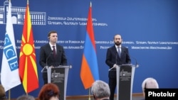 Действующий председатель ОБСЕ Буяр Османи (слева) и министр иностранных дел Армении Арарат Мирзоян на совместной пресс-конференции, Ереван, 13 апреля 2023 г.