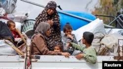 Palestinci beže iz Rafe nakon što su izraelske snage pokrenule kopnenu i vazdušnu operaciju u istočnom delu južnog grada Gaze, usred tekućeg sukoba između Izraela i Hamasa, u Rafi, u južnom pojasu Gaze, 13. maja 2024.