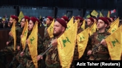 Иран продолжува да го поддржува Хезболах (на фотографијата), кој Вашингтон го карактеризираше како терористичка група во 1997 година, според извештајот на Стејт департментот.