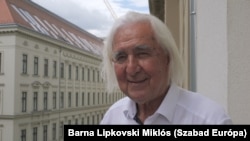 Pásztor Béla ötvennyolc évig volt Veresegyház vezetője, 1965. szeptember 1-jén nevezték ki tanácselnöknek, vezetése alatt a faluból 22 ezres város lett